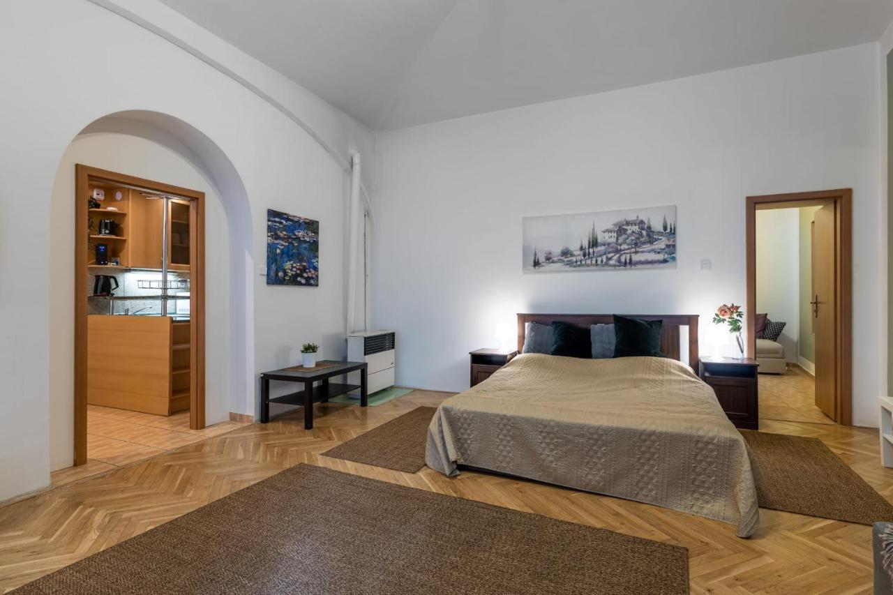 Spacious 3 Bedroom Apartment In The Heart Of Praga Exterior foto