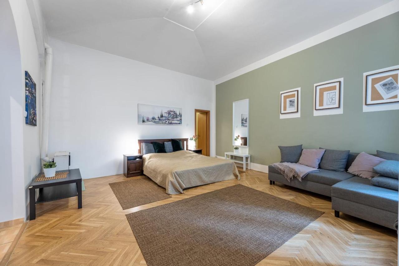Spacious 3 Bedroom Apartment In The Heart Of Praga Exterior foto